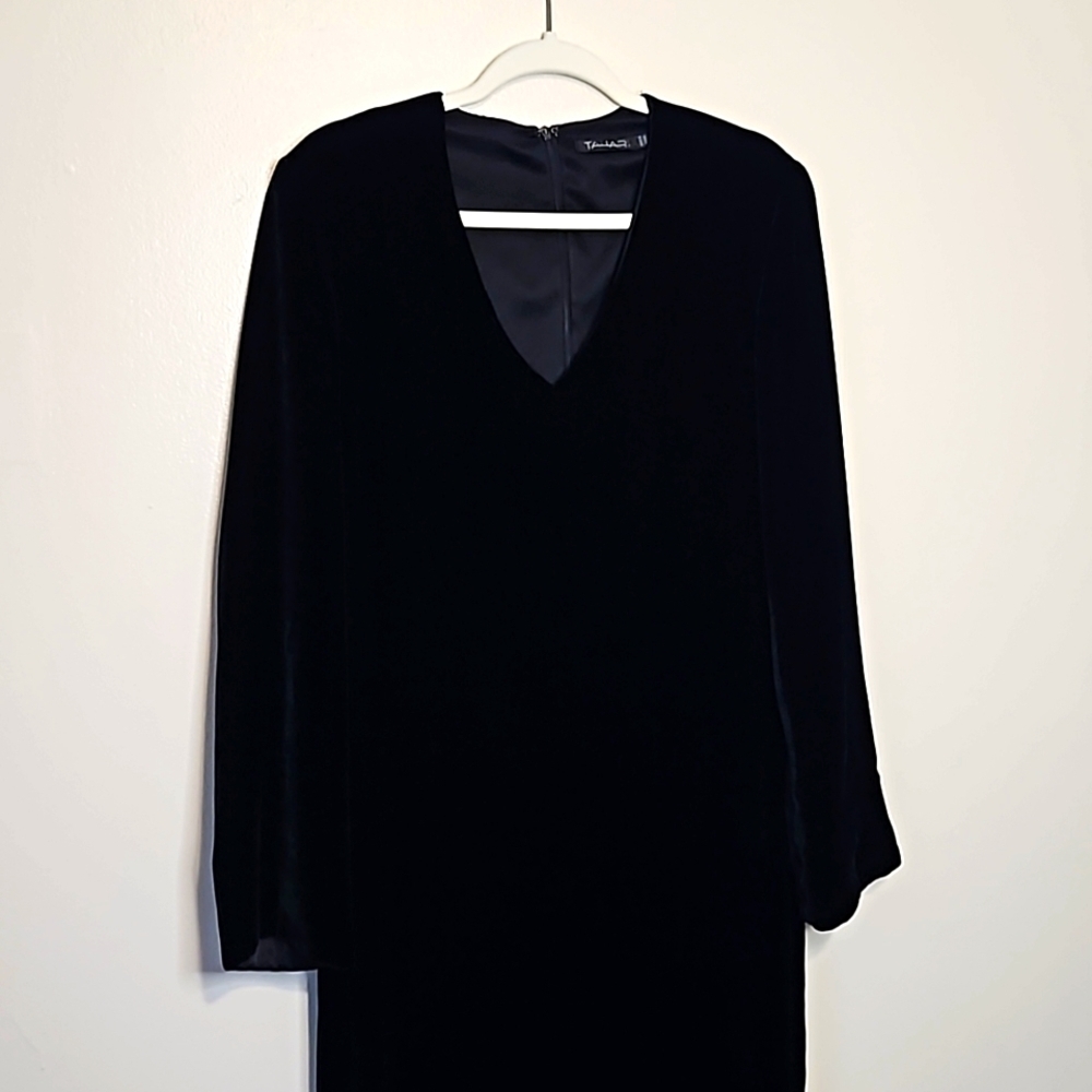 TAHARI Formal vneck long sleeve lined Dress black Crushed Velvet EUC Size 12
